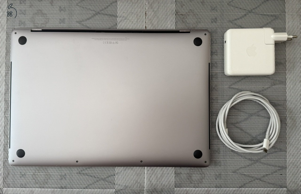 Apple Macbook Pro 15 (2018/19) I7 16 GB 256GB Radeon 555X A1990 + Magic set