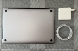 Apple Macbook Pro 15 (2018/19) I7 16 GB 256GB Radeon 555X A1990 + Magic set