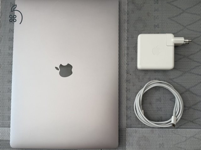 Apple Macbook Pro 15 (2018/19) I7 16 GB 256GB Radeon 555X A1990 + Magic set