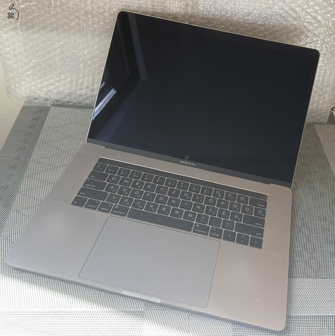 Apple Macbook Pro 15 (2018/19) I7 16 GB 256GB Radeon 555X A1990 + Magic set