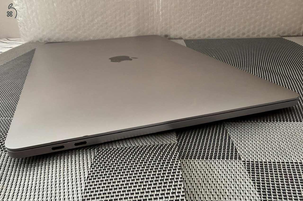 Apple Macbook Pro 15 (2018/19) I7 16 GB 256GB Radeon 555X A1990 + Magic set