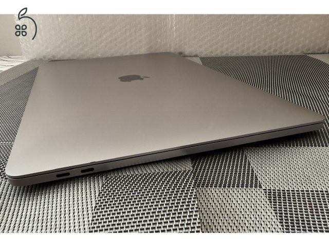 Apple Macbook Pro 15 (2018/19) I7 16 GB 256GB Radeon 555X A1990 + Magic set