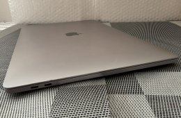 Apple Macbook Pro 15 (2018/19) I7 16 GB 256GB Radeon 555X A1990 + Magic set
