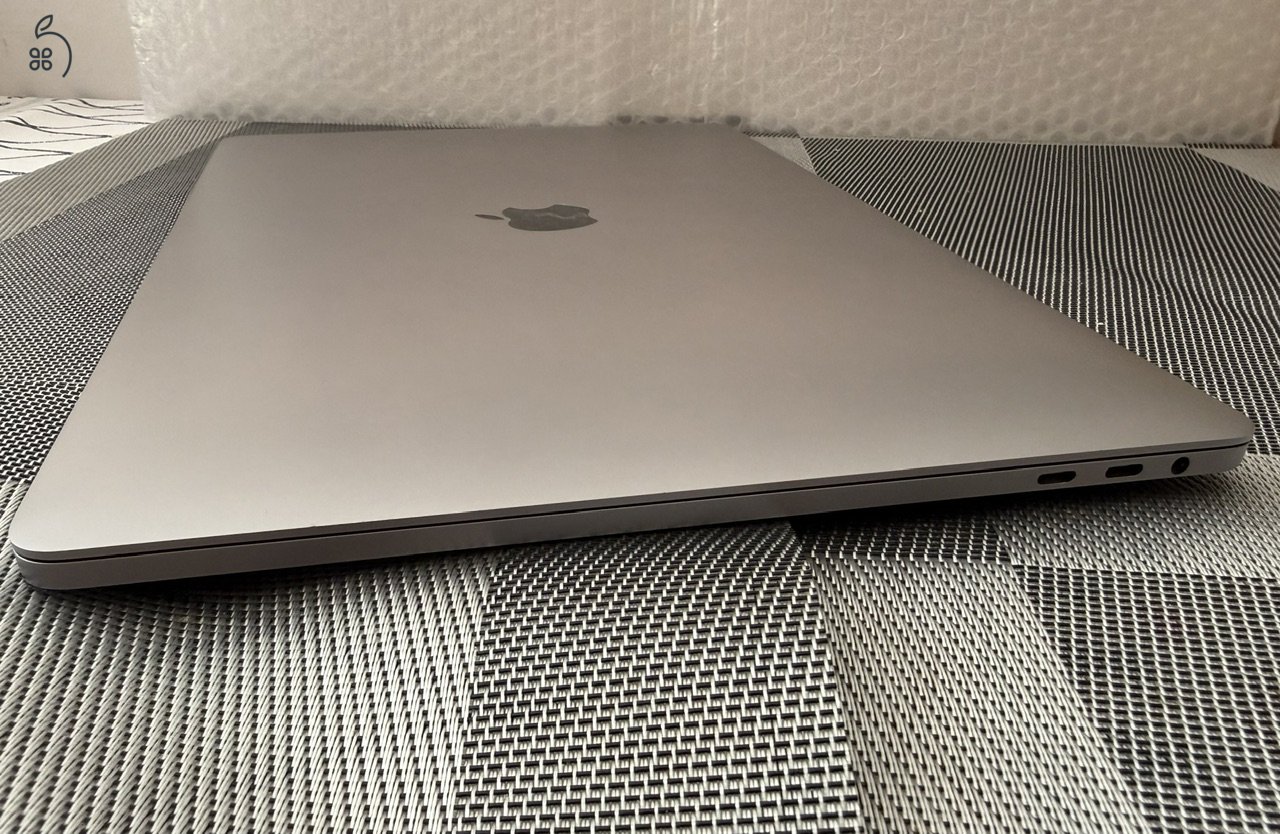 Apple Macbook Pro 15 (2018/19) I7 16 GB 256GB Radeon 555X A1990 + Magic set