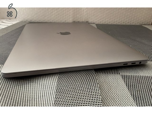 Apple Macbook Pro 15 (2018/19) I7 16 GB 256GB Radeon 555X A1990 + Magic set