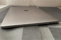 Apple Macbook Pro 15 (2018/19) I7 16 GB 256GB Radeon 555X A1990 + Magic set