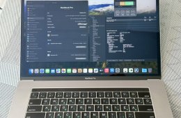Apple Macbook Pro 15 (2018/19) I7 16 GB 256GB Radeon 555X A1990 + Magic set