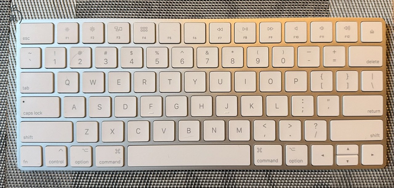 Apple Macbook Pro 15 (2018/19) I7 16 GB 256GB Radeon 555X A1990 + Magic set