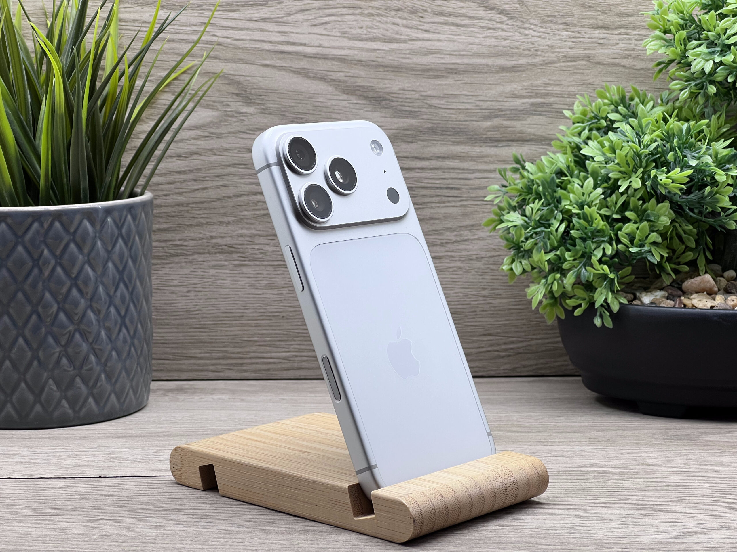 Hibátlan iPhone 17 Pro Silver 256GB 2 ÉV Garanciával Számlával Aksi 100%