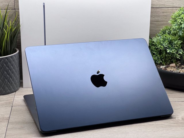 Hibátlan MacBook Air 2022 M2 13” 256GB 2 ÉV Garanciával Számlával