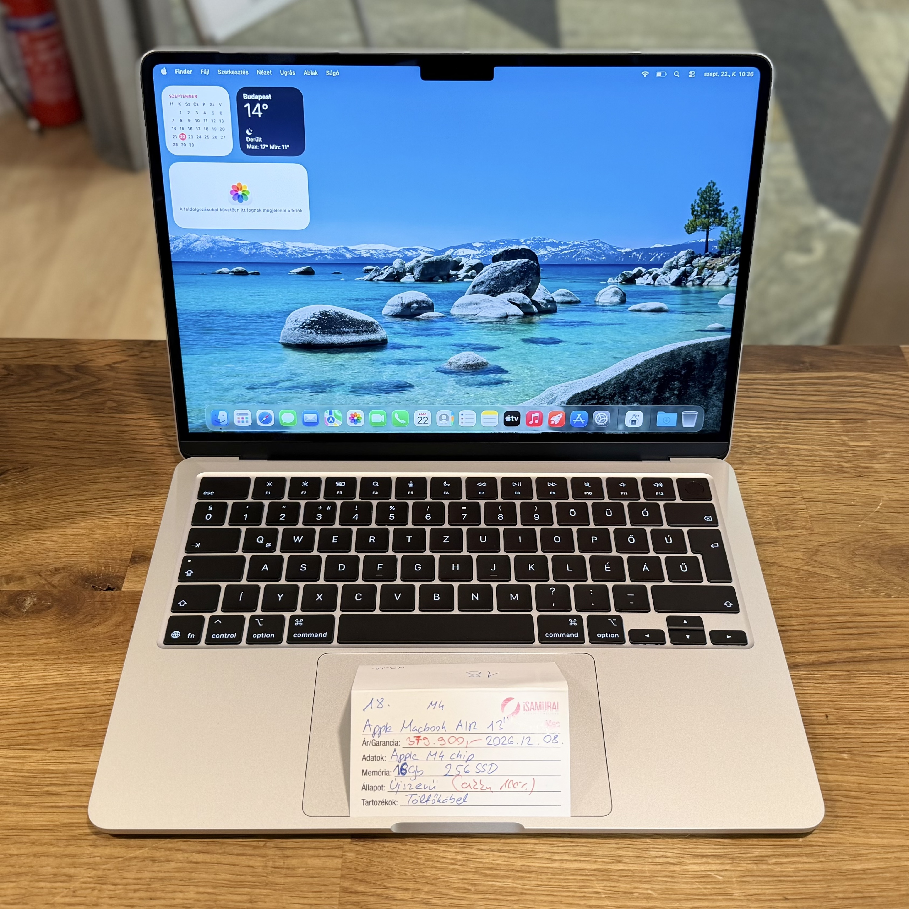 Apple MacBook Air 13,6