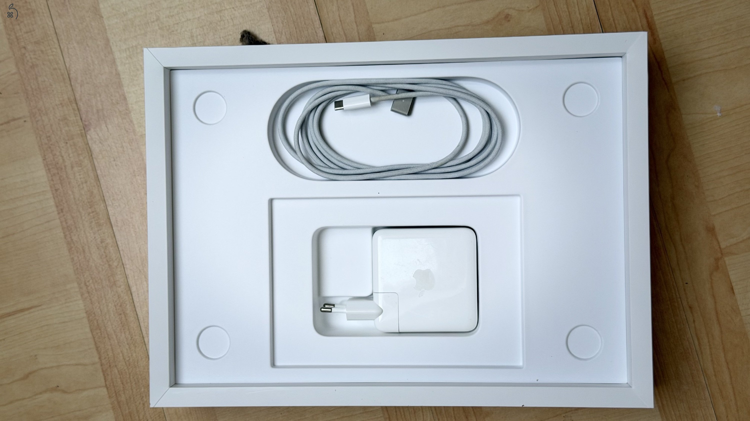 MacBook Pro 14″ M1 Pro 16 GB / 512 GB – karcmentes, teljes gyári csomag