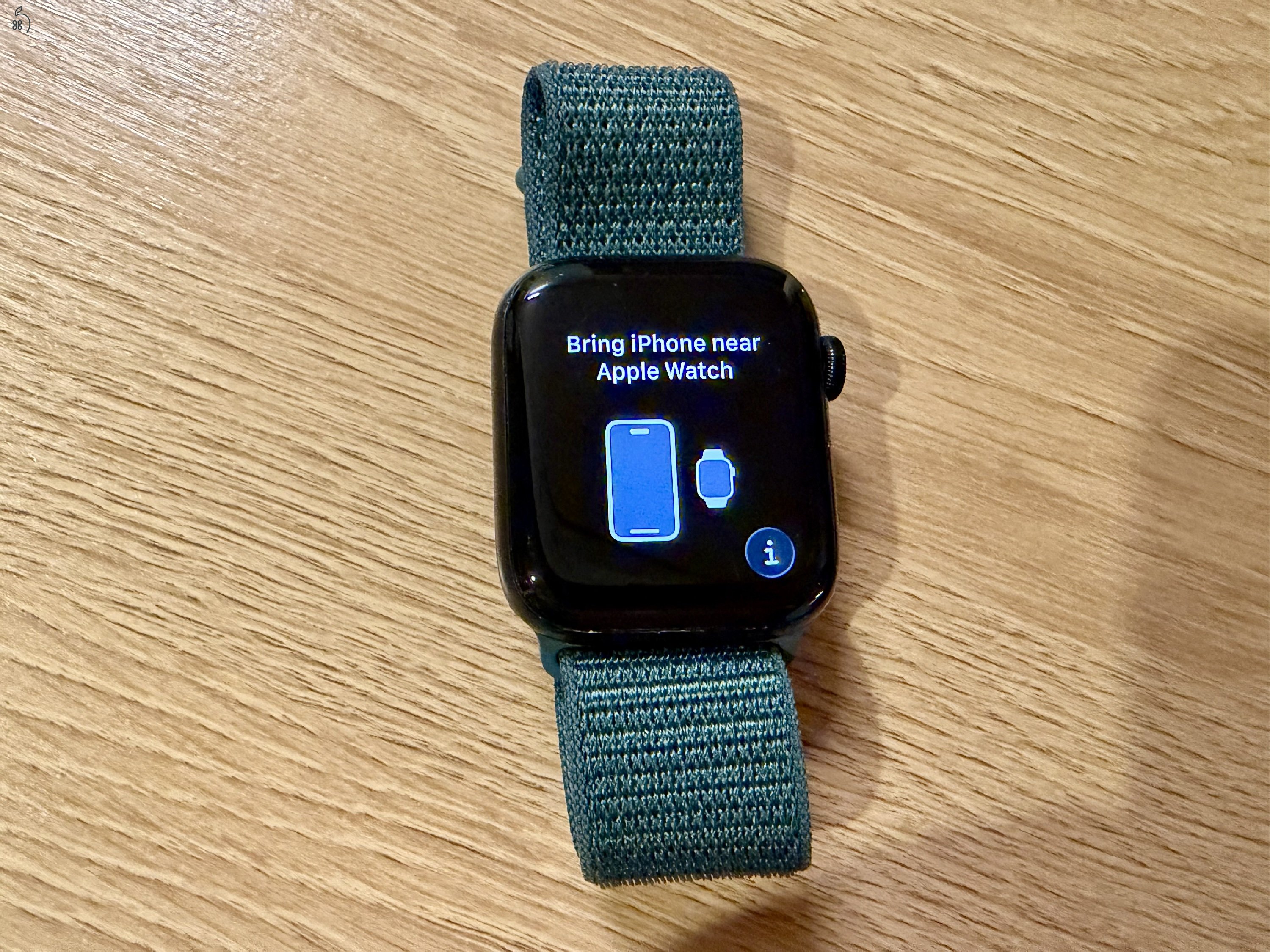 Apple Watch SE 2 GPS, 44 mm-es, éjfekete alumíniumtok, erdőzöld sportpánt