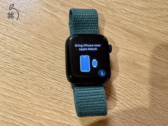 Apple Watch SE 2 GPS, 44 mm-es, éjfekete alumíniumtok, erdőzöld sportpánt