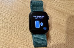 Apple Watch SE 2 GPS, 44 mm-es, éjfekete alumíniumtok, erdőzöld sportpánt