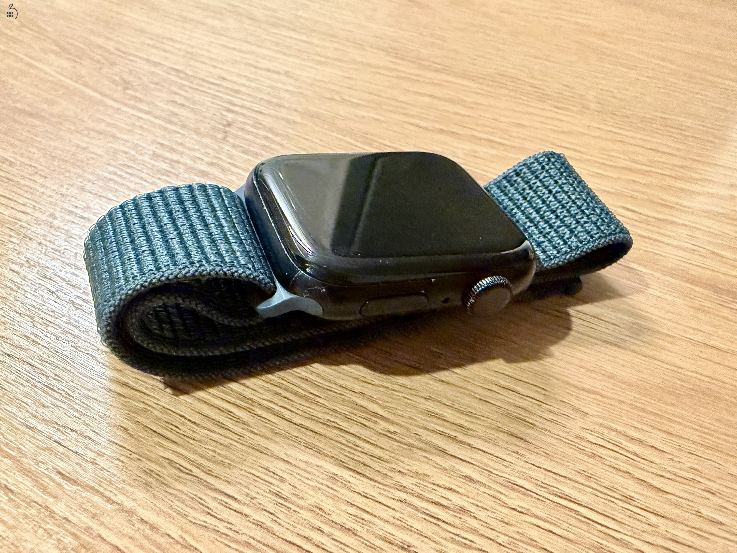 Apple Watch SE 2 GPS, 44 mm-es, éjfekete alumíniumtok, erdőzöld sportpánt