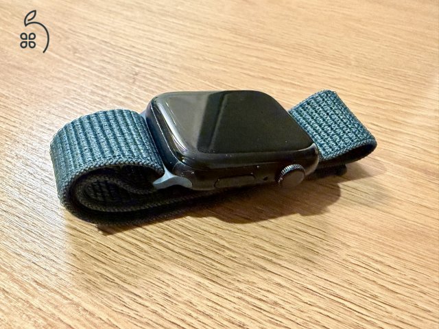 Apple Watch SE 2 GPS, 44 mm-es, éjfekete alumíniumtok, erdőzöld sportpánt