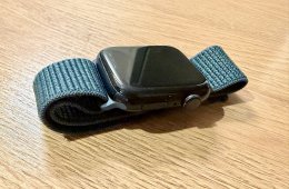 Apple Watch SE 2 GPS, 44 mm-es, éjfekete alumíniumtok, erdőzöld sportpánt