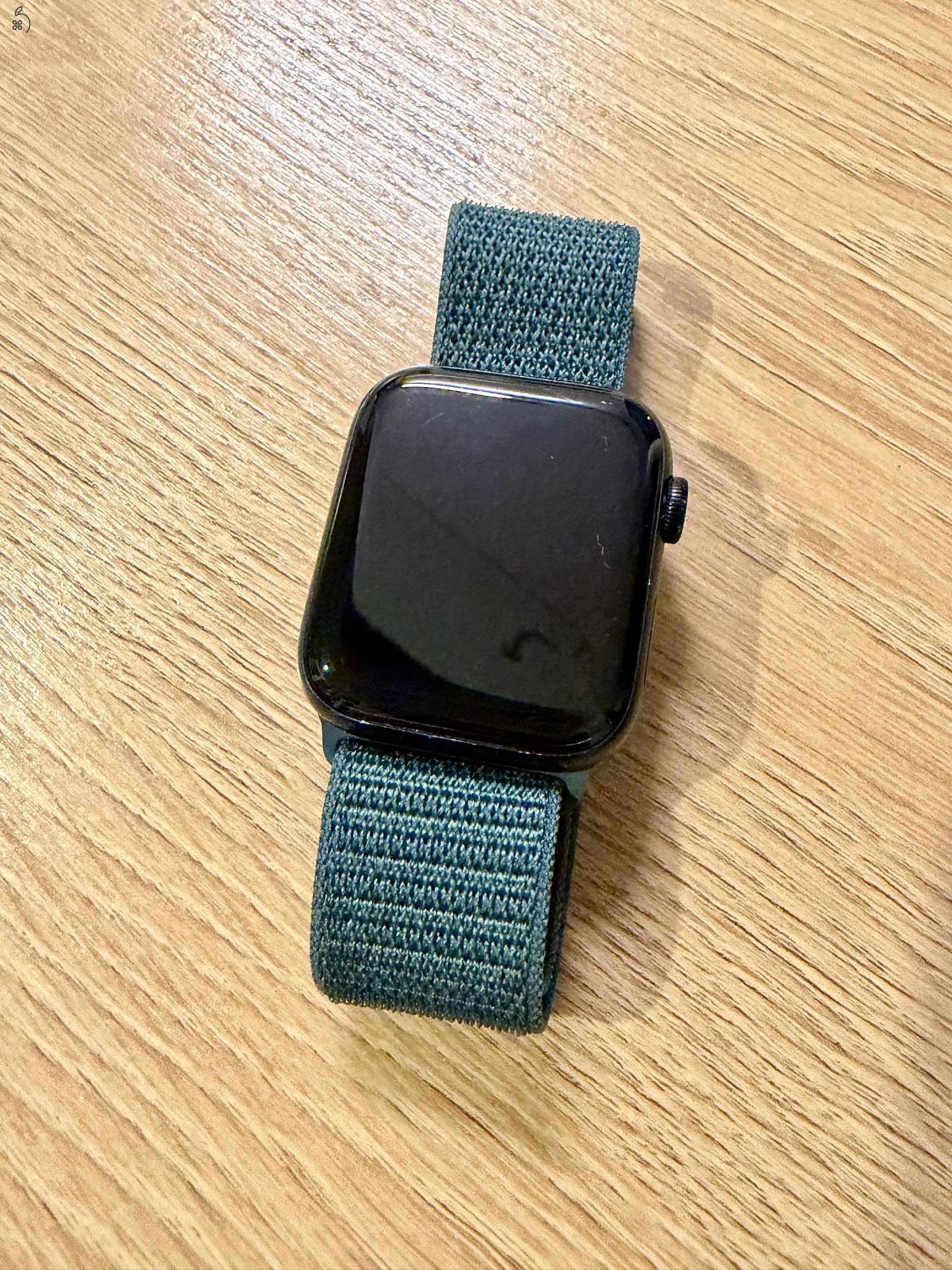 Apple Watch SE 2 GPS, 44 mm-es, éjfekete alumíniumtok, erdőzöld sportpánt