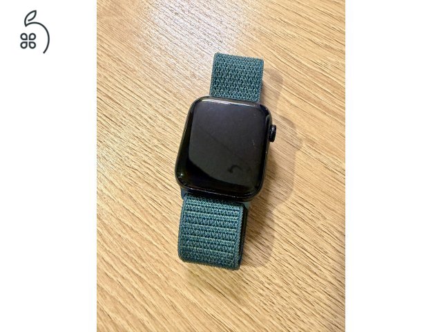 Apple Watch SE 2 GPS, 44 mm-es, éjfekete alumíniumtok, erdőzöld sportpánt