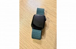 Apple Watch SE 2 GPS, 44 mm-es, éjfekete alumíniumtok, erdőzöld sportpánt