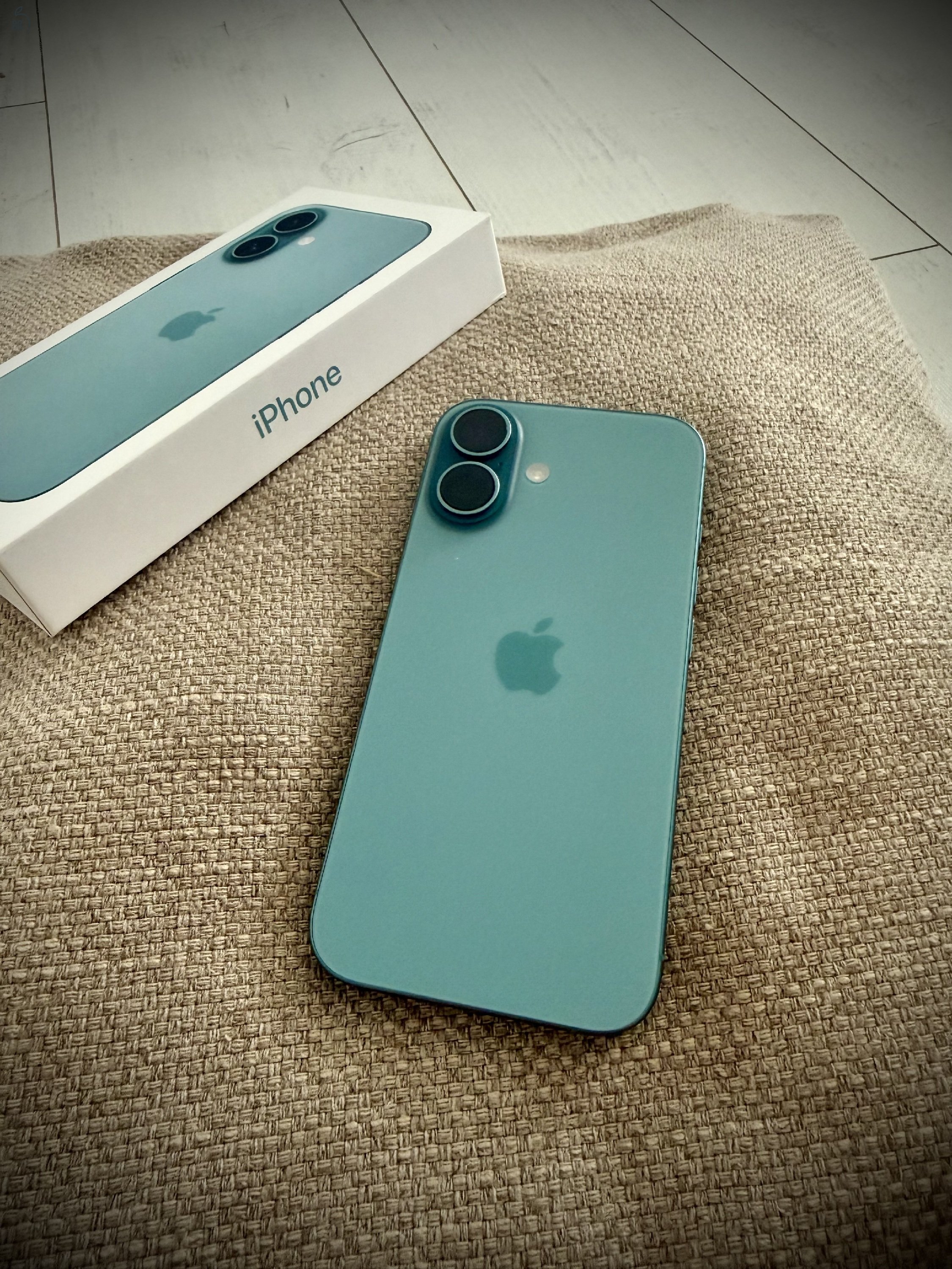 Apple iPhone 16 256 GB – récezöld (Teal)
