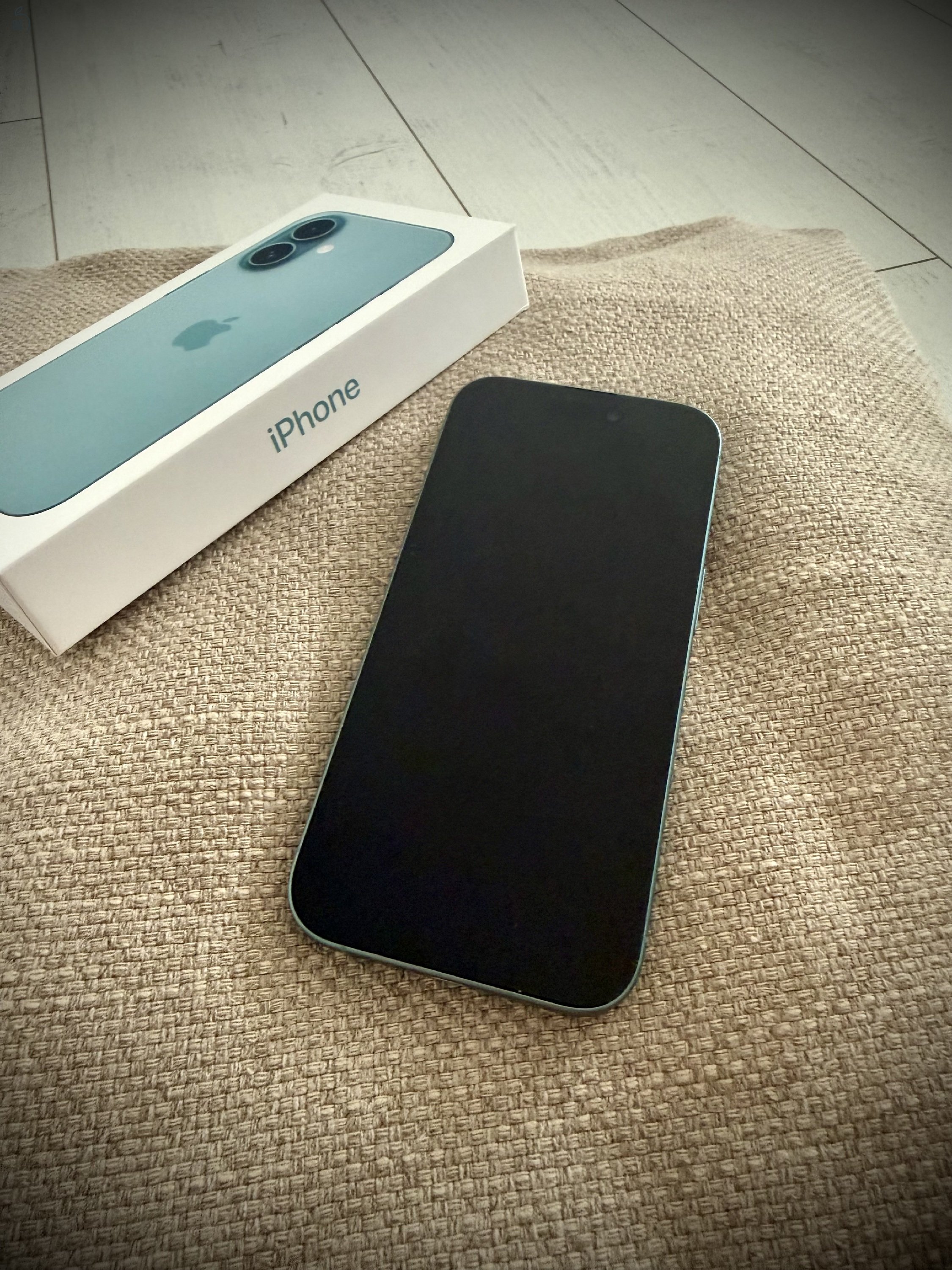 Apple iPhone 16 256 GB – récezöld (Teal)