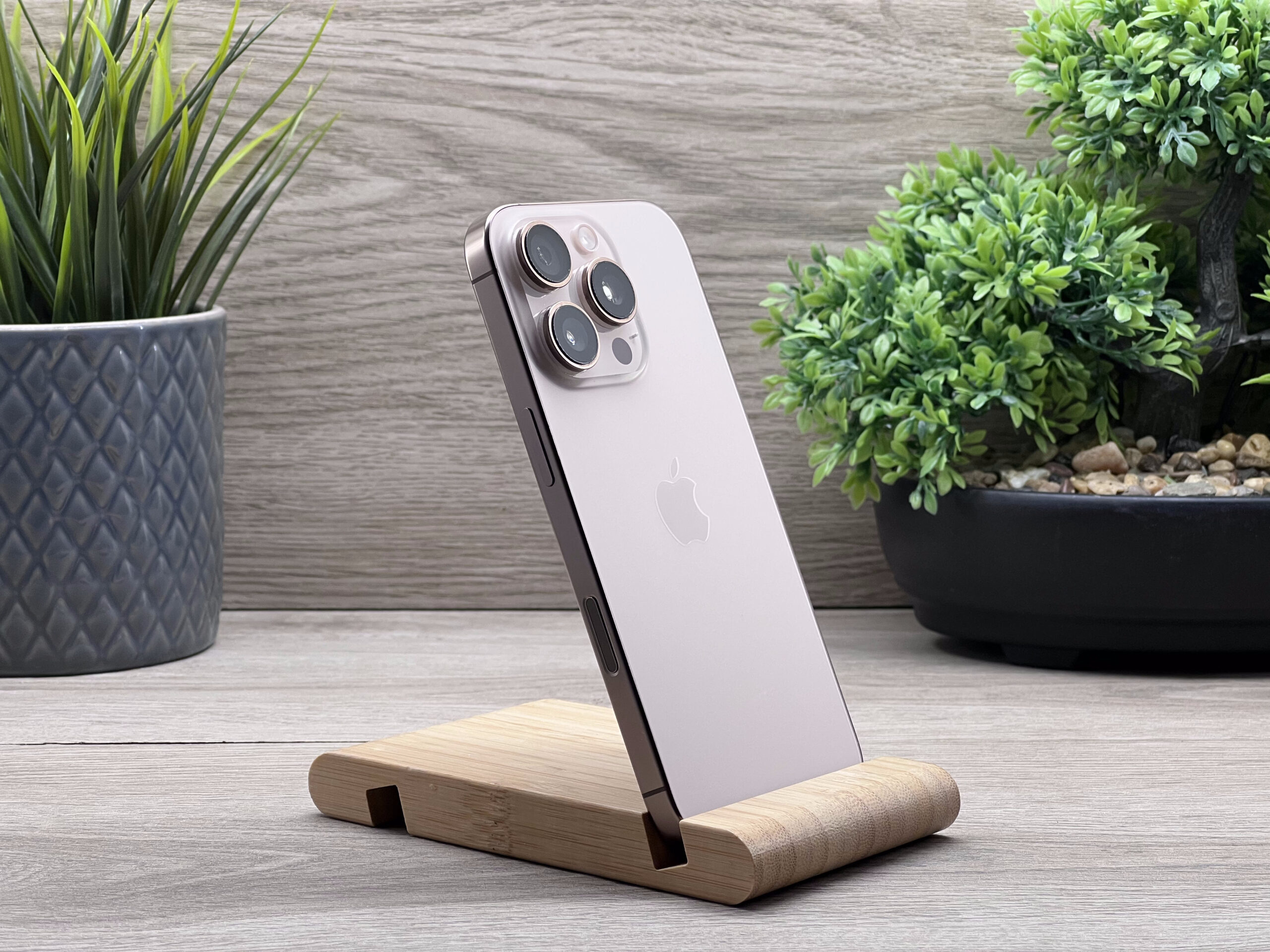 Hibátlan iPhone 16 Pro Desert Titanium 128GB 2 ÉV Garanciával Számlával
