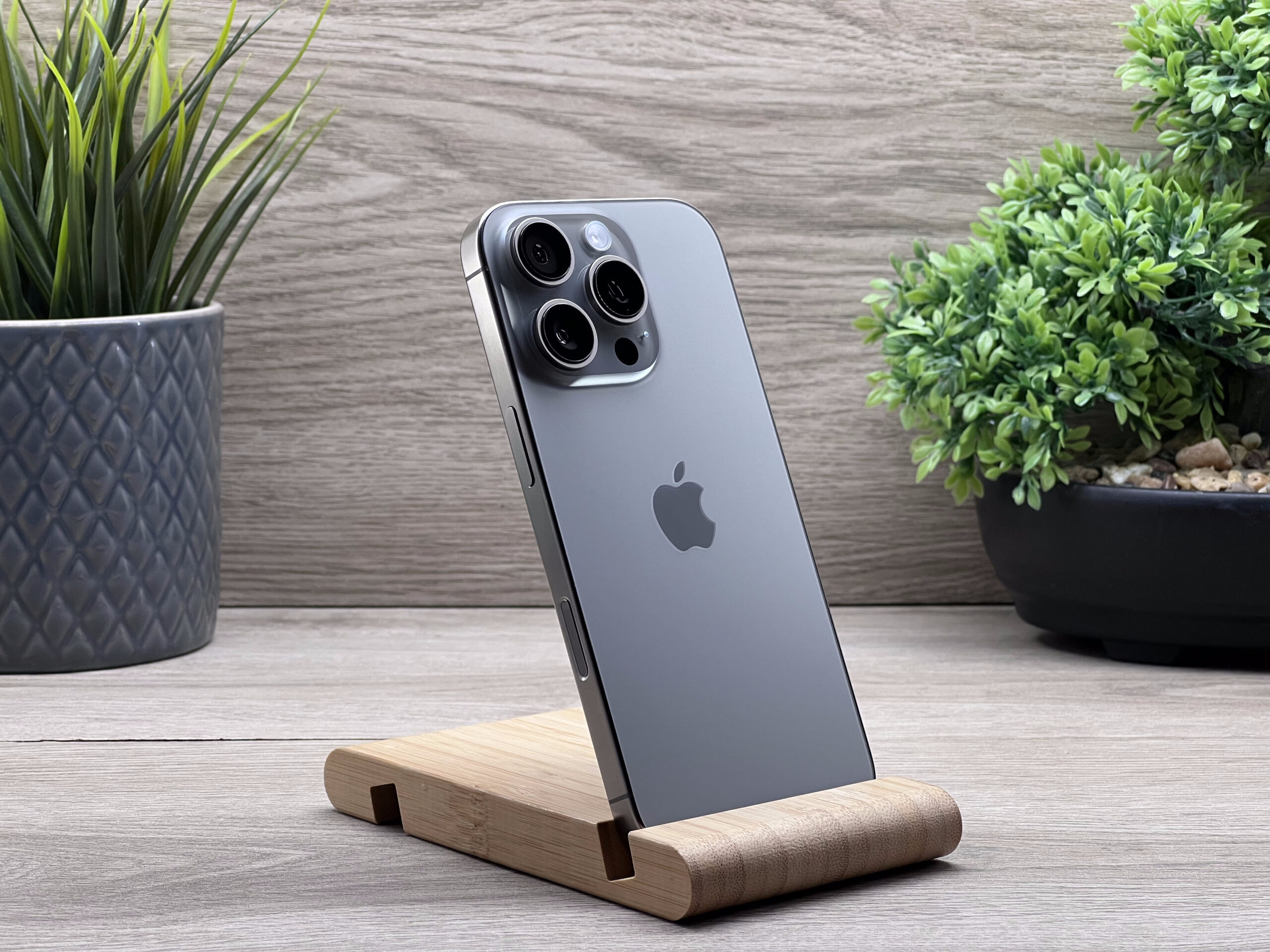 Hibátlan iPhone 16 Pro Natural Titanium 256GB 2 ÉV Garanciával Számlával