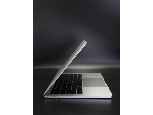Apple MacBook Pro 13″ Touch Bar 2018 i5 256 GB Silver 100% akku - 12 HÓ GARANCIA
