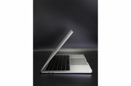 Apple MacBook Pro 13″ Touch Bar 2018 i5 256 GB Silver 100% akku - 12 HÓ GARANCIA