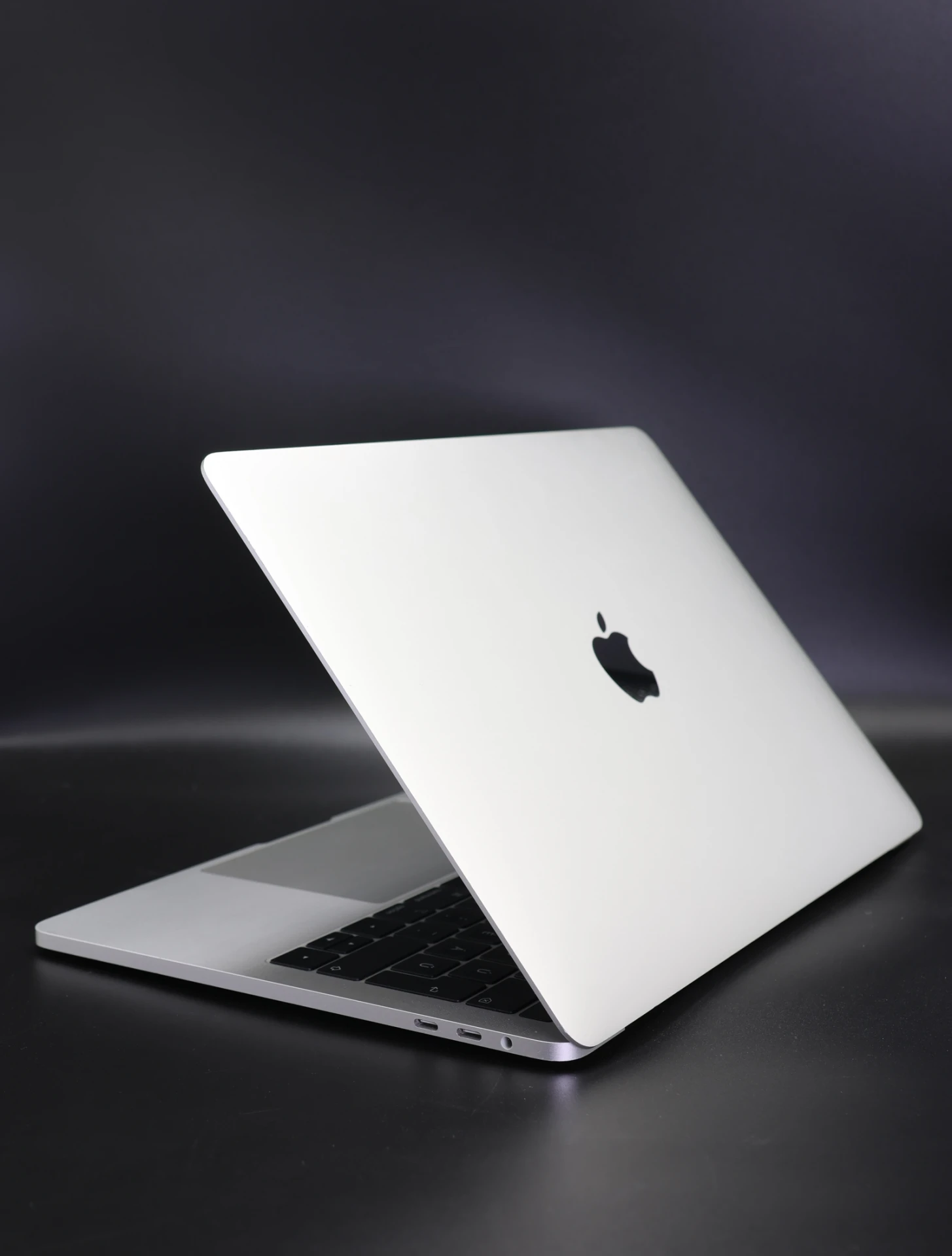 Apple MacBook Pro 13″ Touch Bar 2018 i5 256 GB Silver 100% akku - 12 HÓ GARANCIA