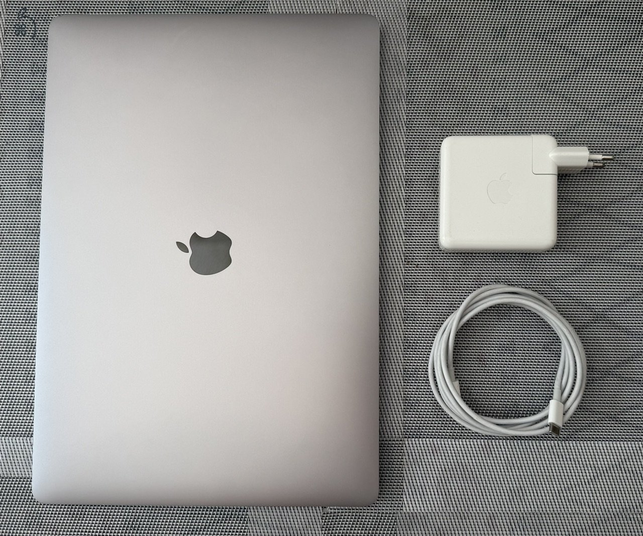 Apple Macbook Pro 15 (2018/19) I7 6C 16GB 256GB Radeon Pro 555X 4GB A1990 + Magic set