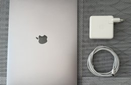 Apple Macbook Pro 15 (2018/19) I7 6C 16GB 256GB Radeon Pro 555X 4GB A1990 + Magic set