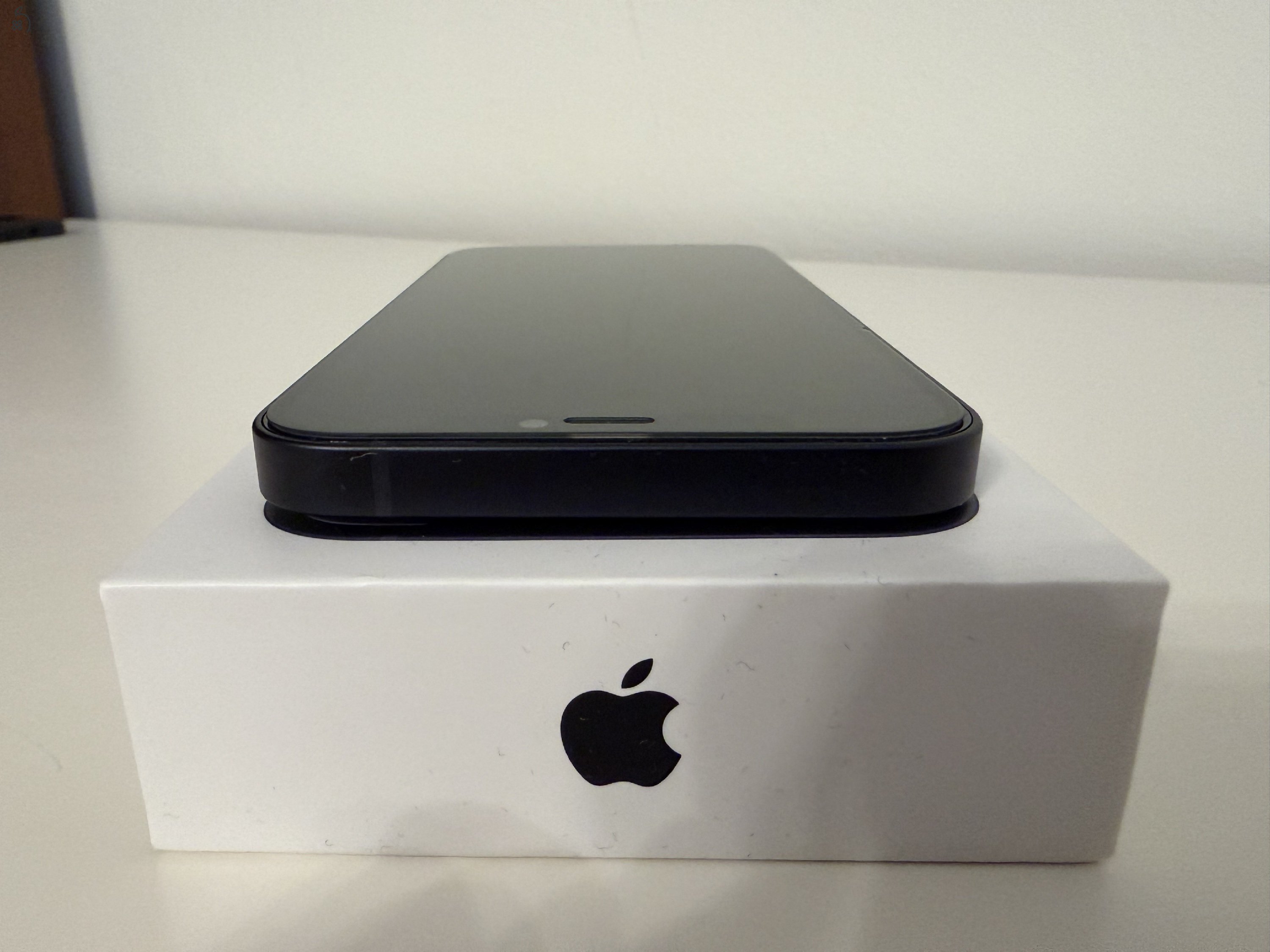 Eladó iPhone 12 64 GB, fekete színben, nagyon megkímélt állapotban.