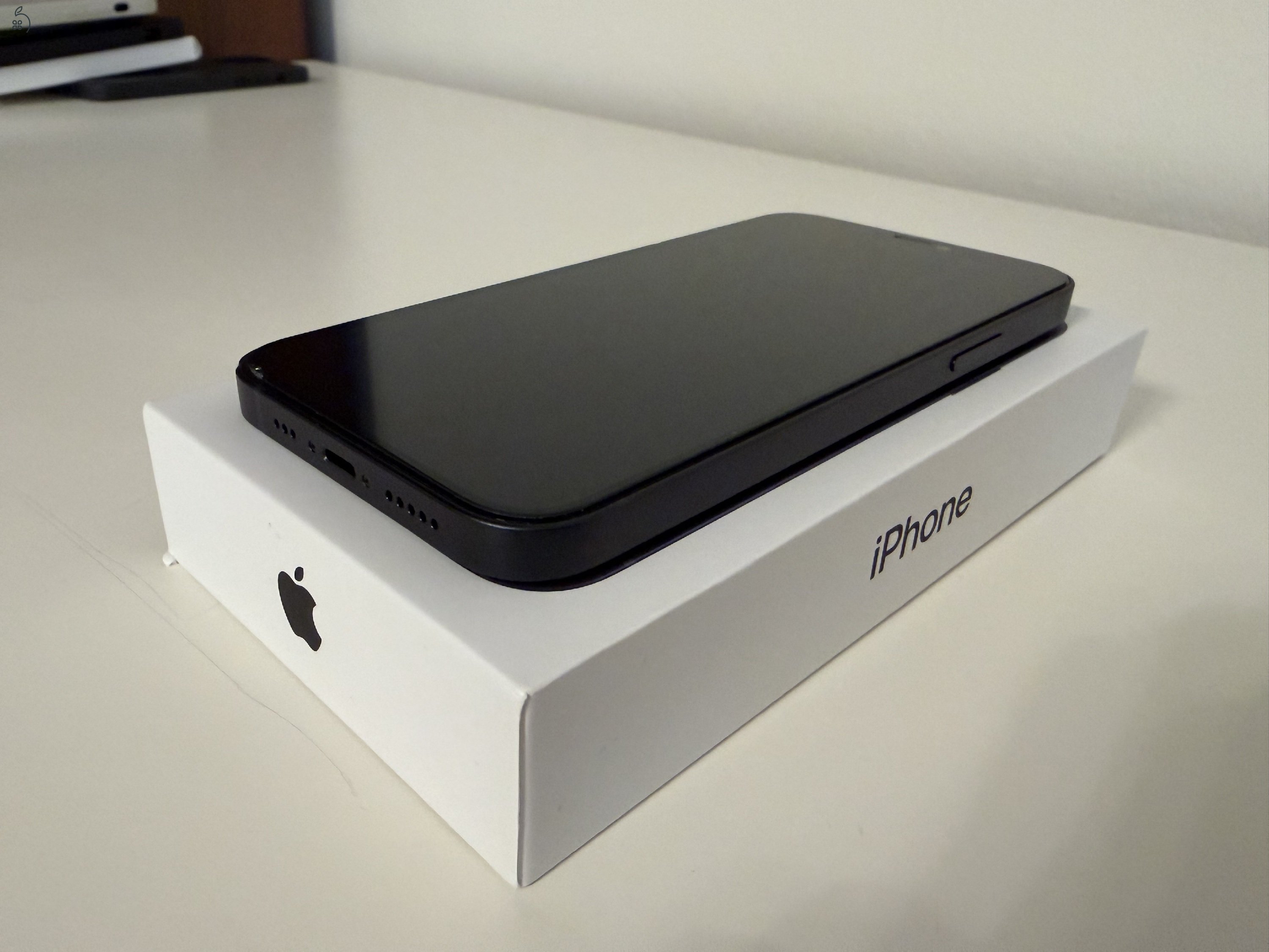 Eladó iPhone 12 64 GB, fekete színben, nagyon megkímélt állapotban.