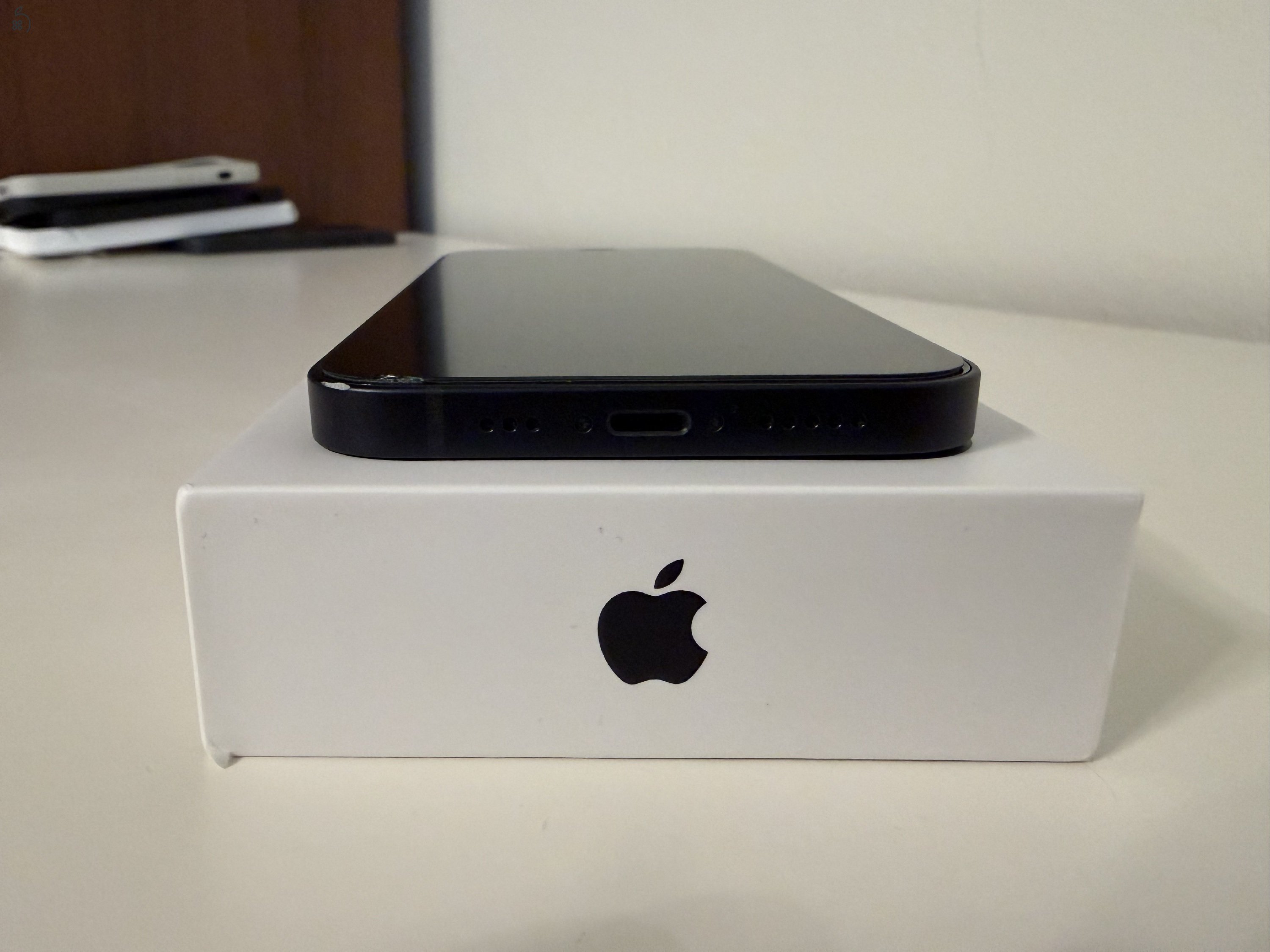Eladó iPhone 12 64 GB, fekete színben, nagyon megkímélt állapotban.