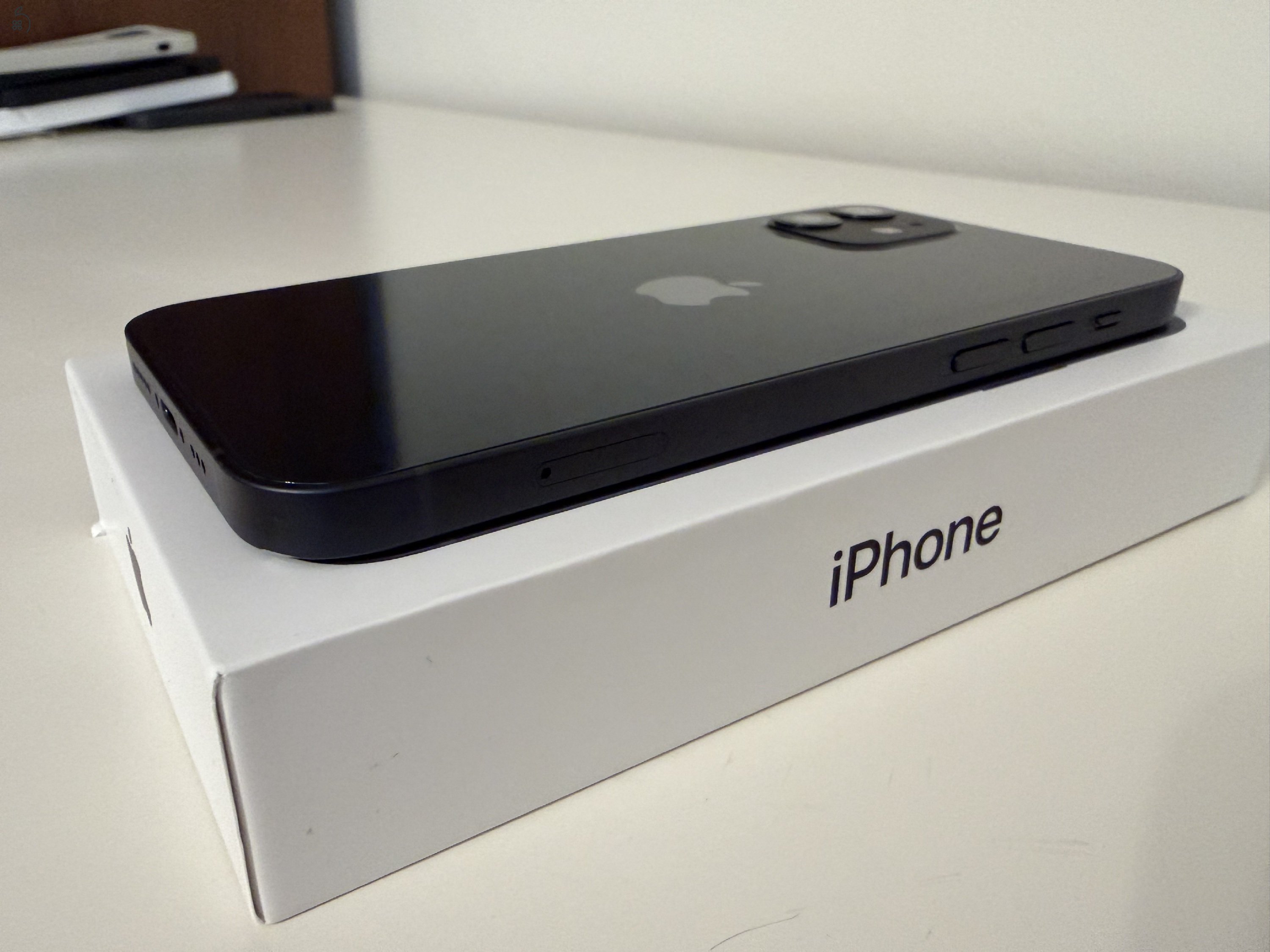 Eladó iPhone 12 64 GB, fekete színben, nagyon megkímélt állapotban.