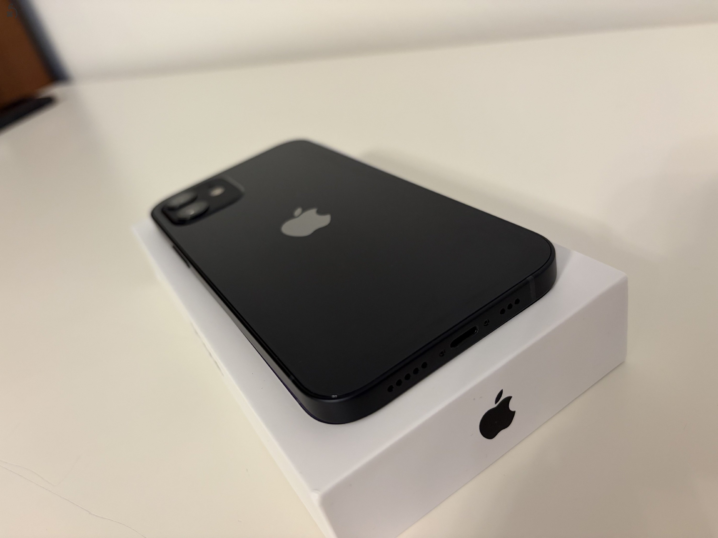 Eladó iPhone 12 64 GB, fekete színben, nagyon megkímélt állapotban.
