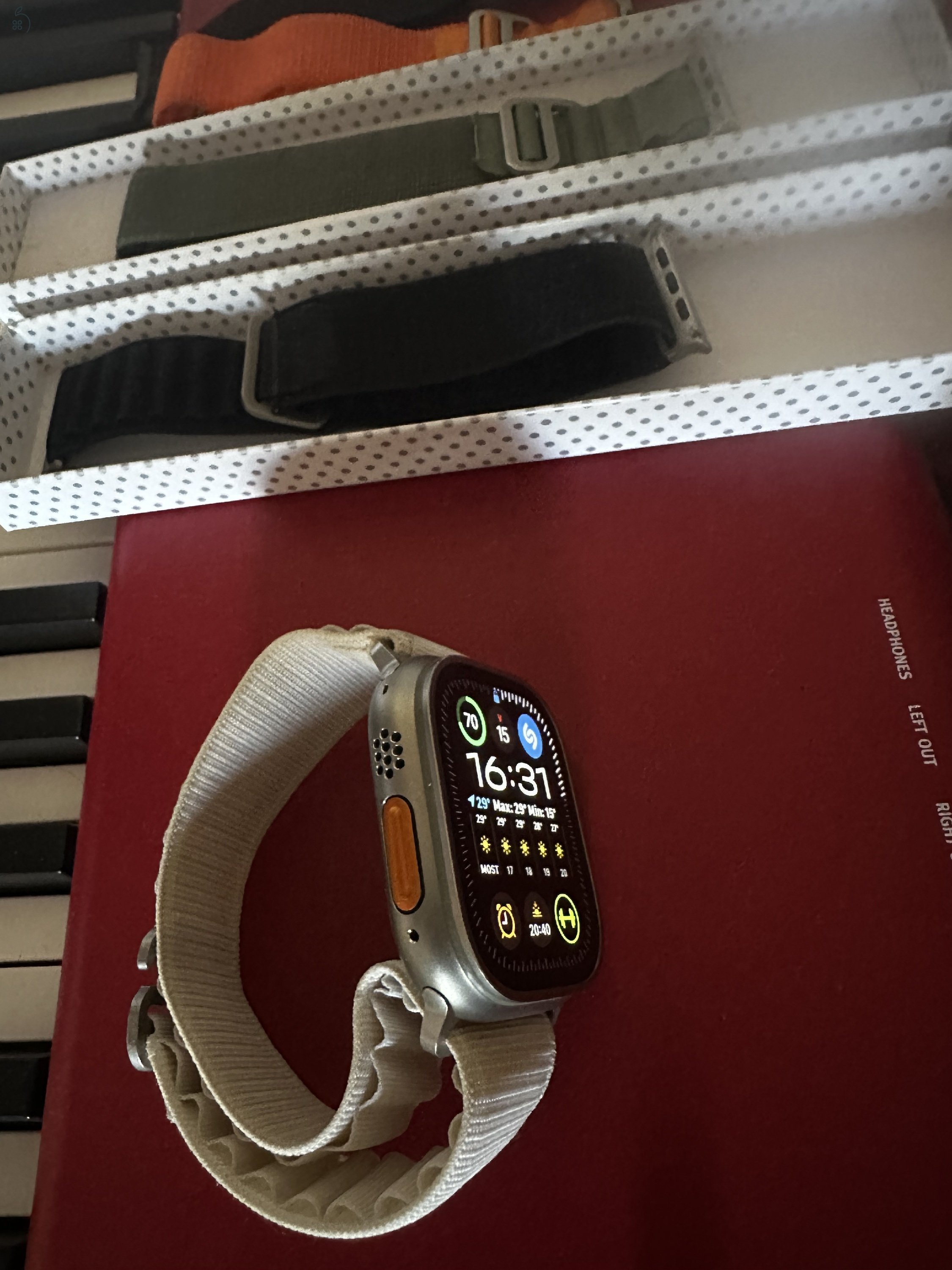 Apple Watch Ultra 1 (49mm Titanium, 85% Akku) + 5 db szíj, Amazon számlával