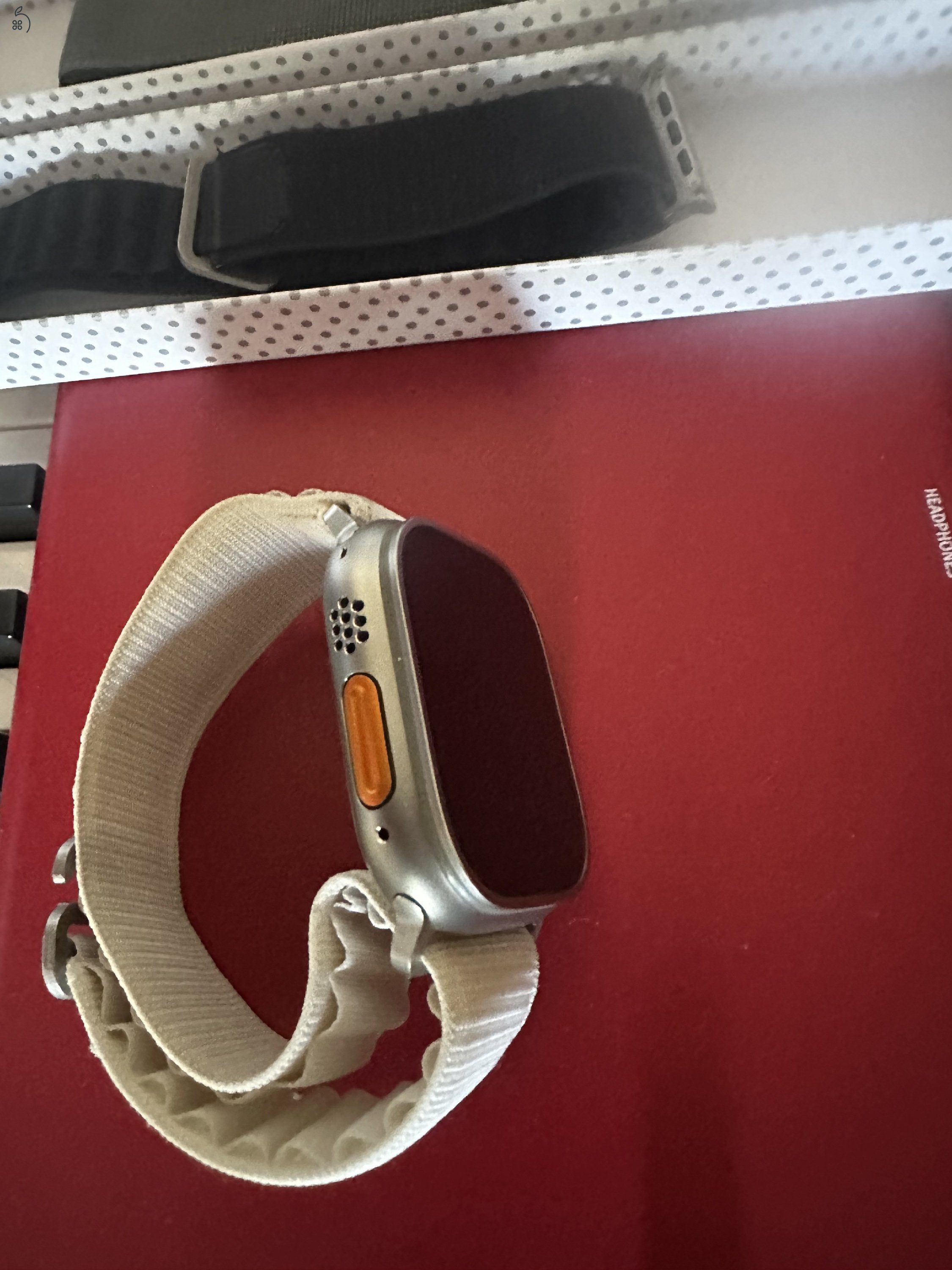 Apple Watch Ultra 1 (49mm Titanium, 85% Akku) + 5 db szíj, Amazon számlával