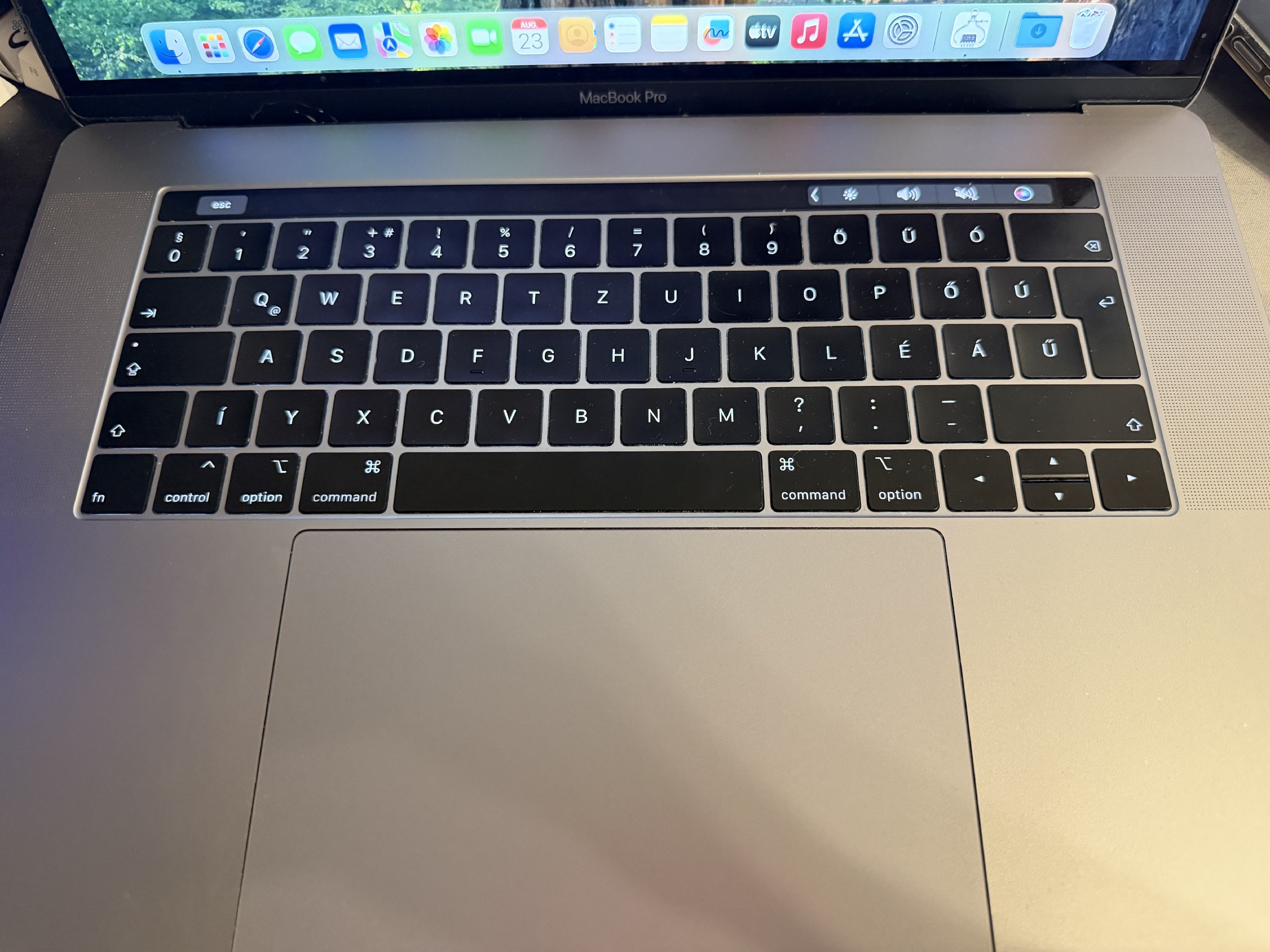 MacBook Pro 15 2019 I9/16GB RAM/512GB SSD/Radeon Pro 560X/Touchbar eladó!