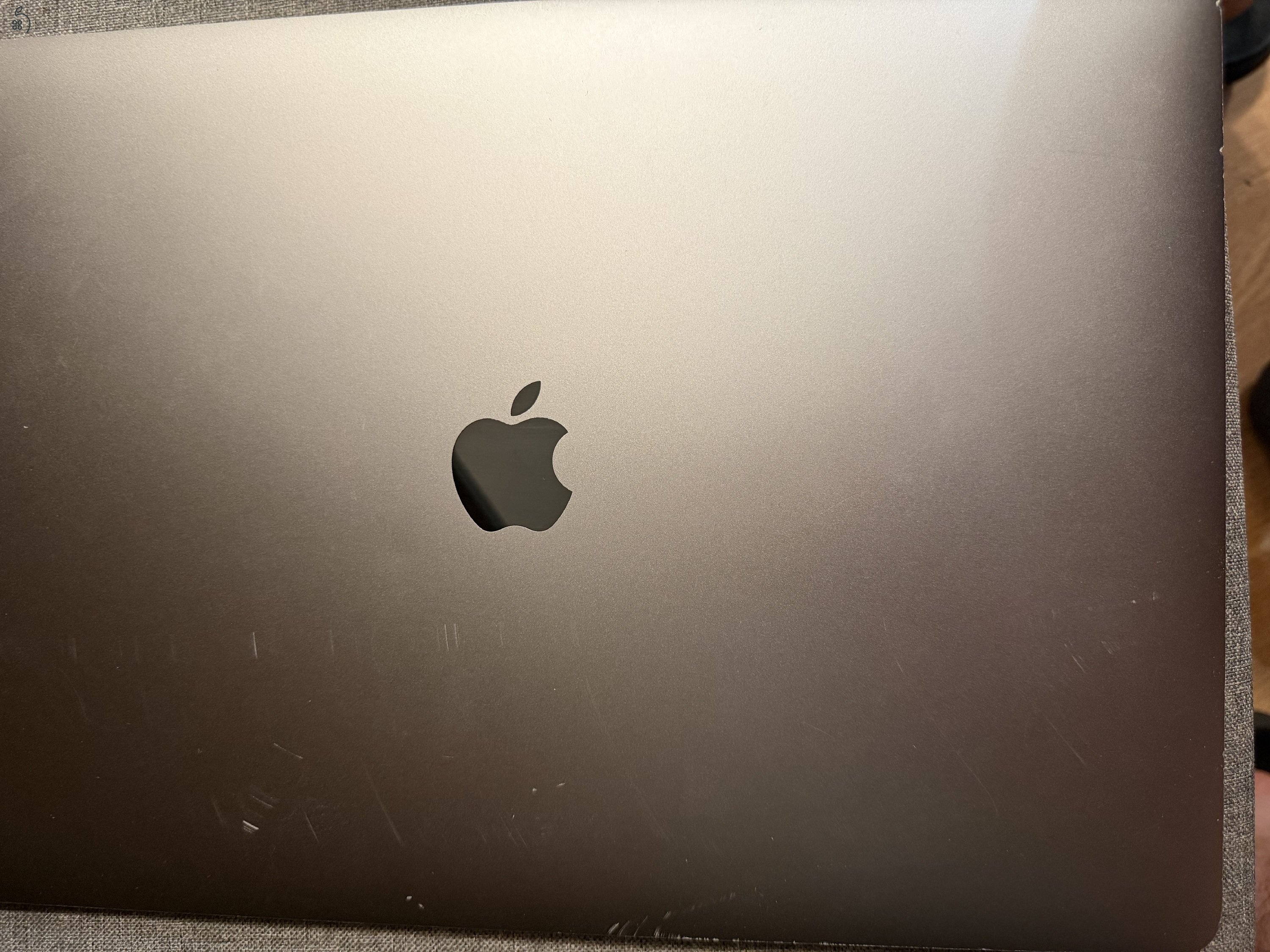 MacBook Pro 15 2019 I9/16GB RAM/512GB SSD/Radeon Pro 560X/Touchbar eladó!