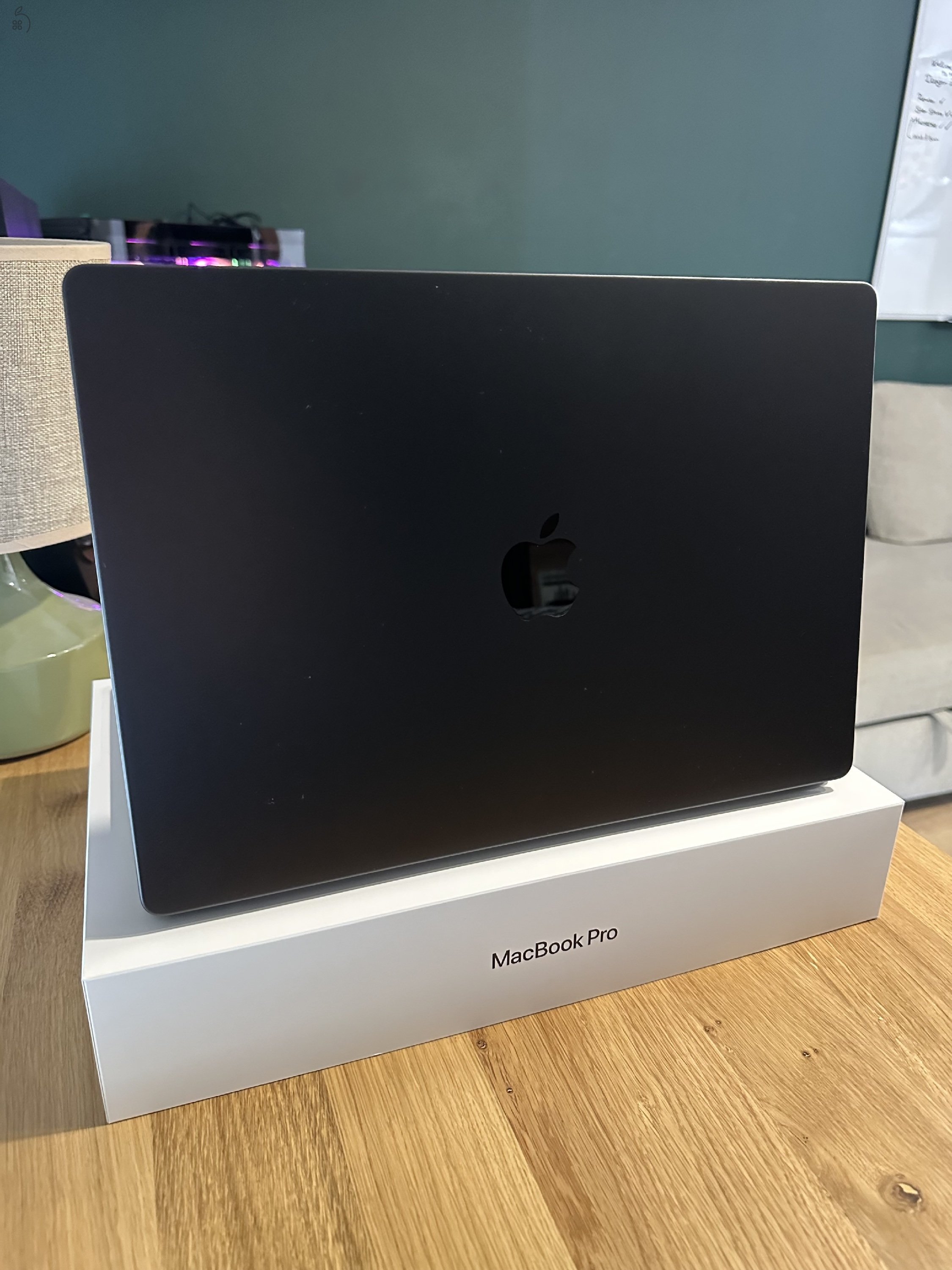 ELADÓ Macbook Pro M4 Pro, 1TB SSD, 24GB RAM, Nanotextúrált kijelzővel és ajándék tartozékokkal!