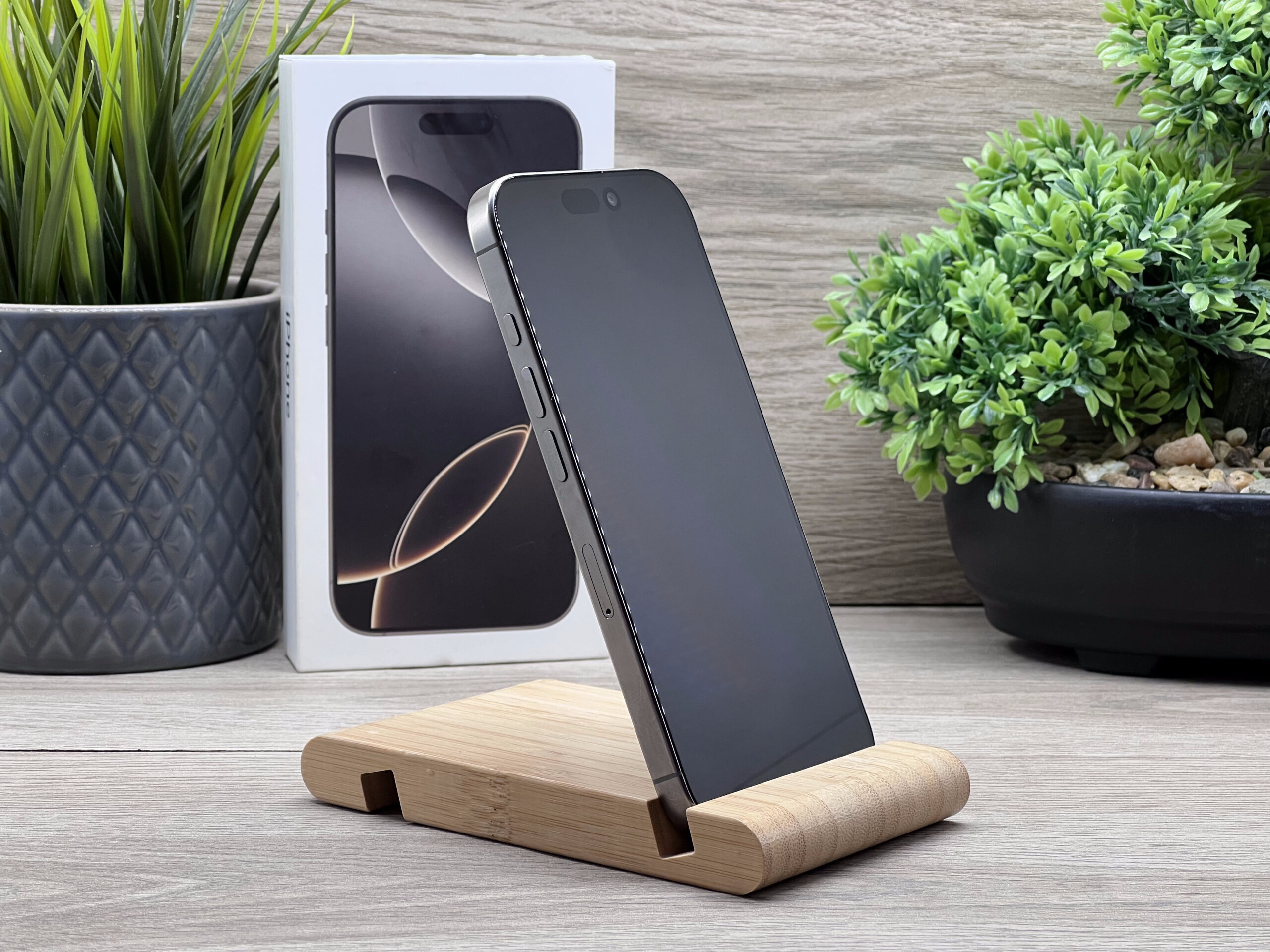 Hibátlan iPhone 16 Pro Natural Titanium 256GB 2 ÉV Garanciával 90%