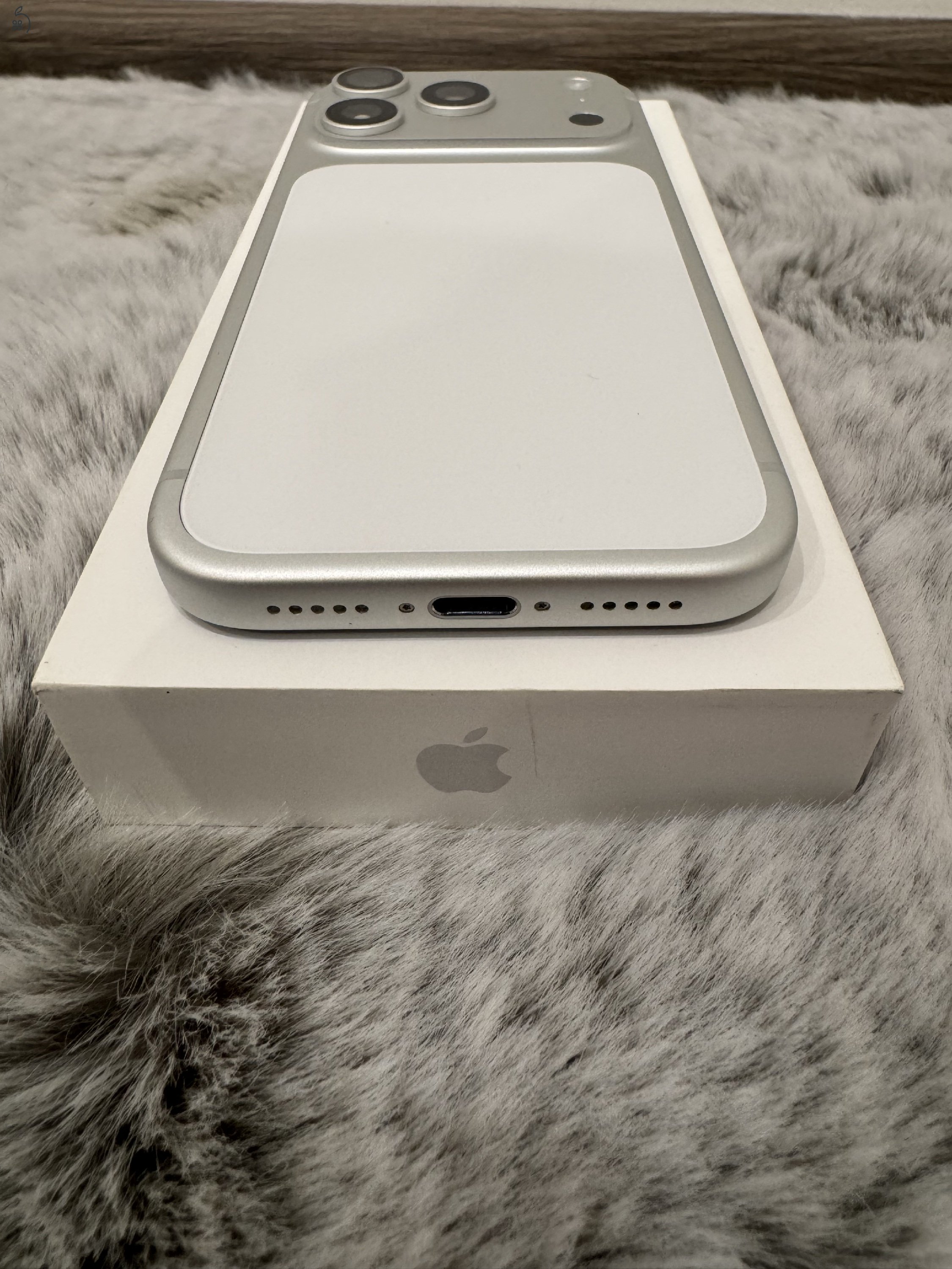Apple iPhone 17 Pro 256GB Ezüst Független / Garancia 2026.11.13 / Akku 98%