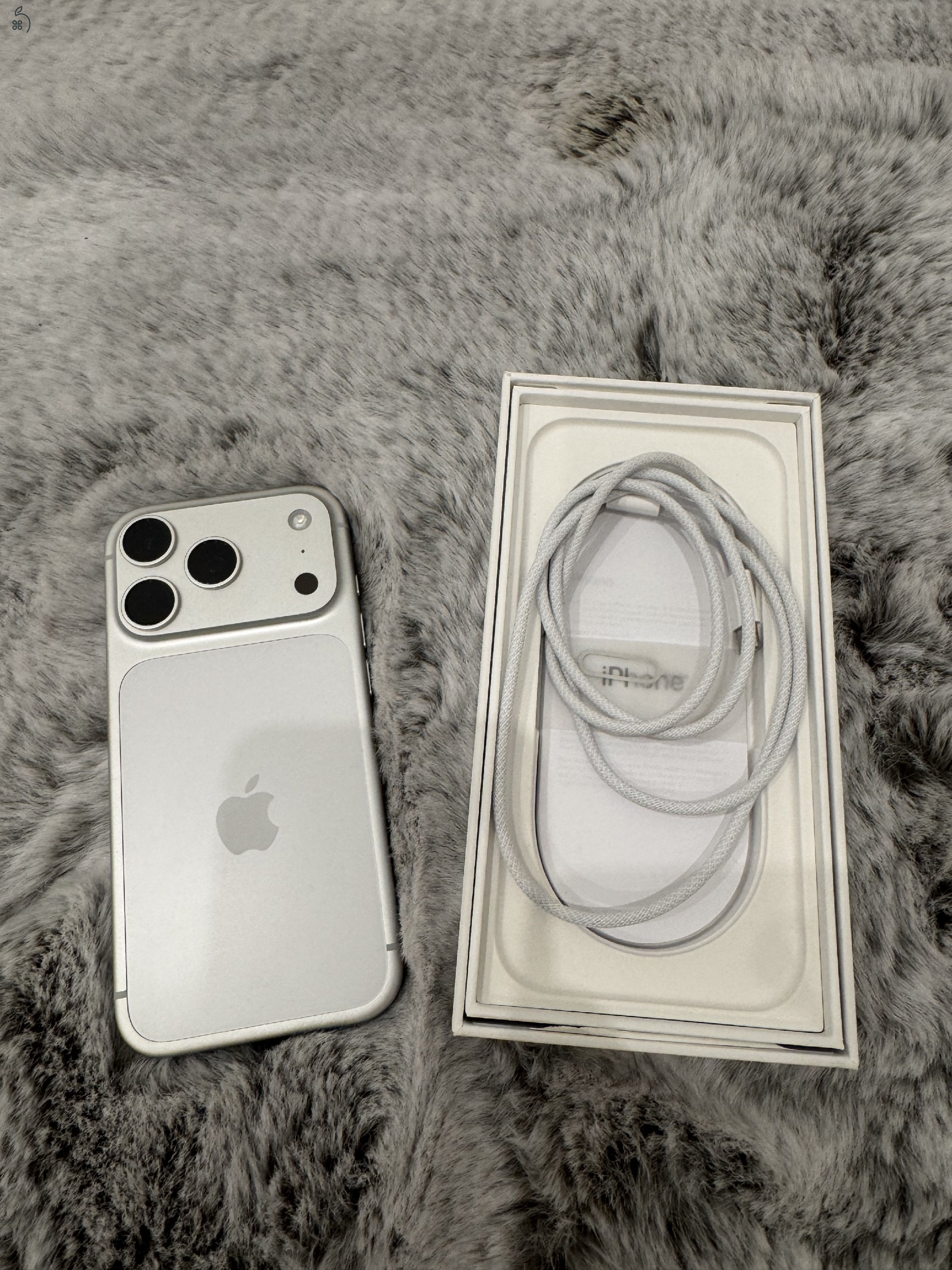 Apple iPhone 17 Pro 256GB Ezüst Független / Garancia 2026.11.13 / Akku 98%