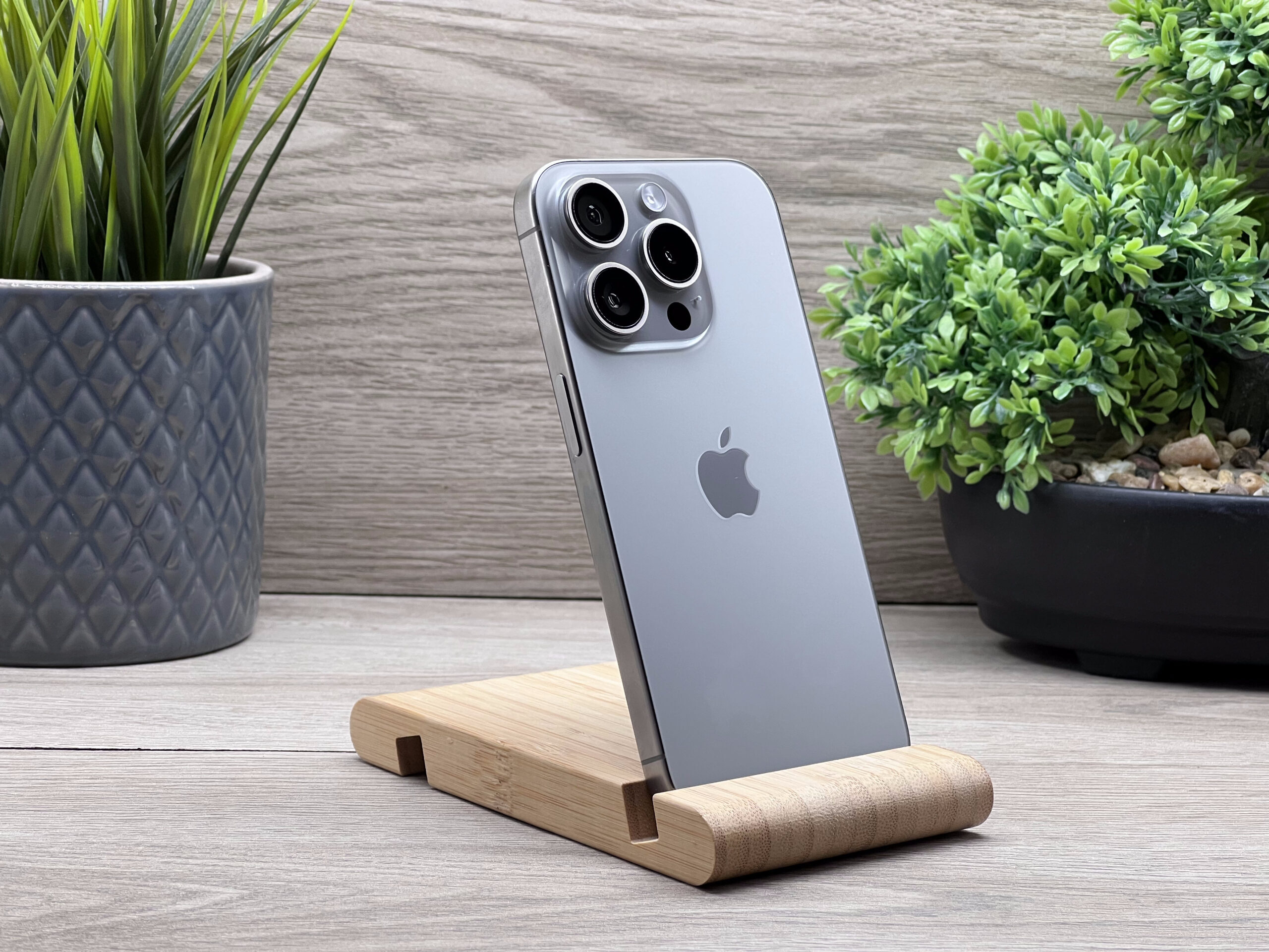 Hibátlan iPhone 15 Pro Natural Titanium 128GB 2 ÉV Garanciával Számlával Aksi 100%