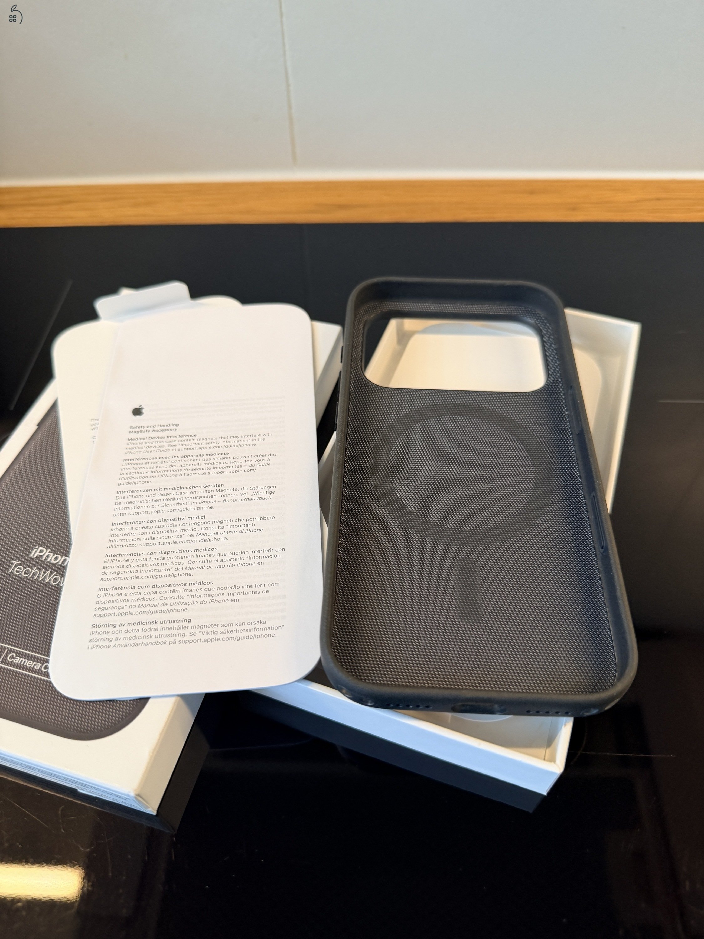 Eredeti Apple iPhone 17 Pro Techwoven tok fekete színben, új!