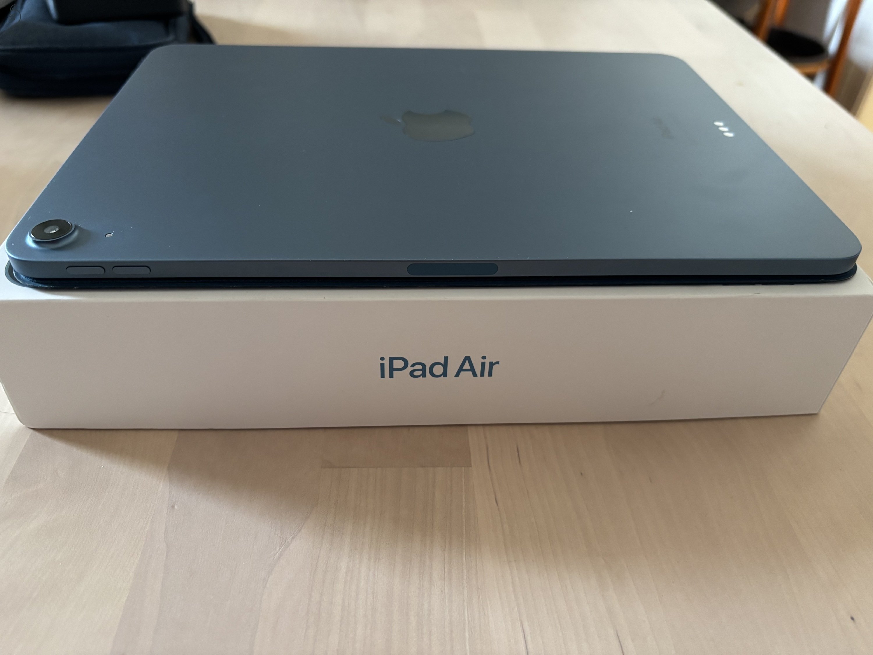 Ipad Air 5. gen (M1) 256 GB Karcmentes Eredeti tartozékokkal és Apple Smart Folio tokkal 